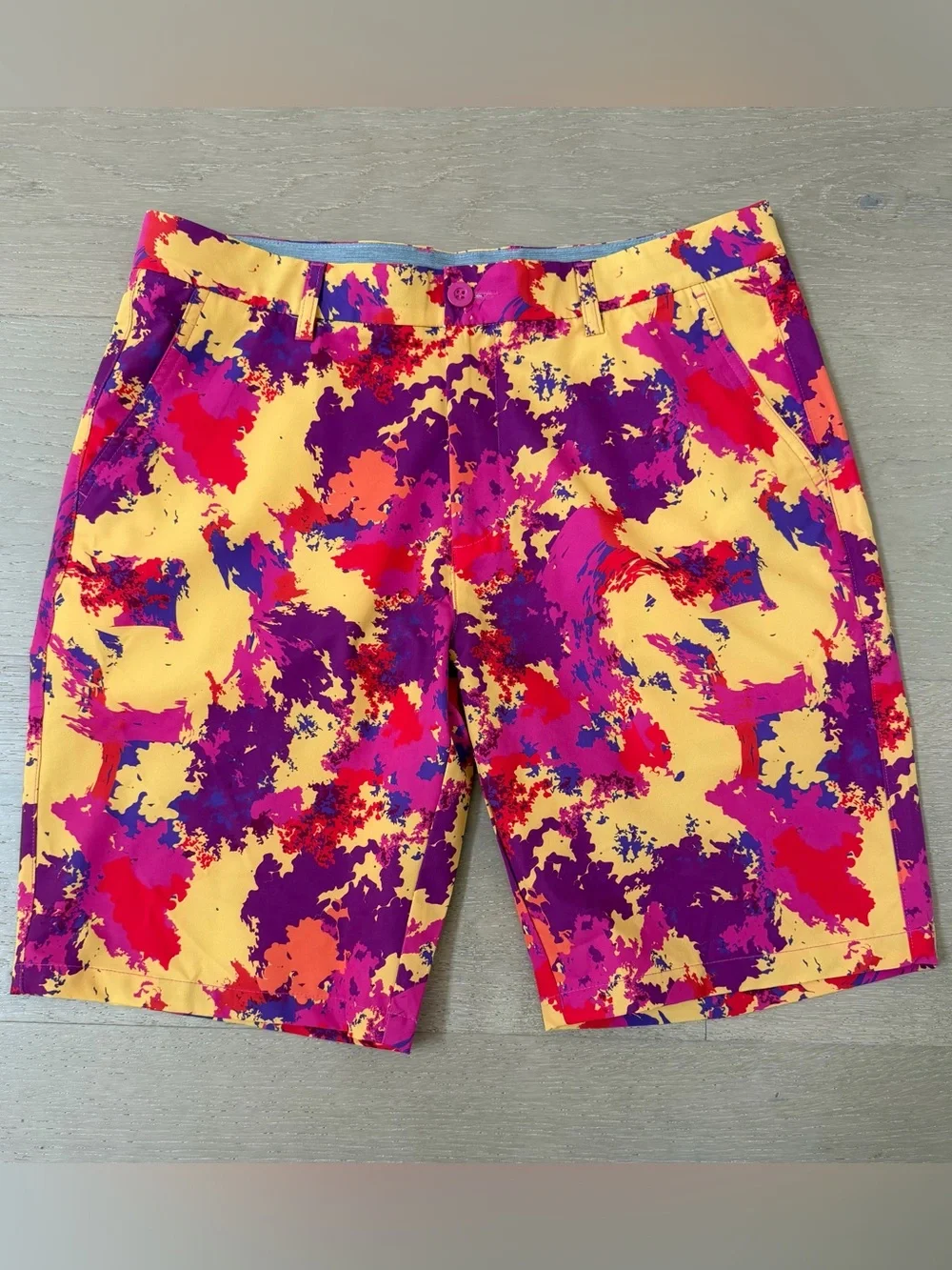 Hreski 34” Men's Flat Front Golf Shorts in Abstract Print